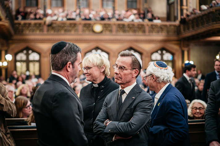 Statsminister Ulf Kristersson i samtal vid minnesceremoni