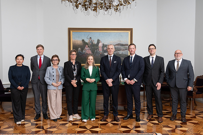 Gruppbild med nio personer som står på rad inomhus. Jessica Rosencrantz syns i mitten.