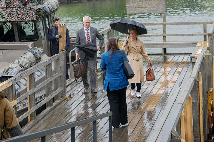 Jessica Rosencrantz har precis klivit av en militärbåt och går på en brygga i regn.. 