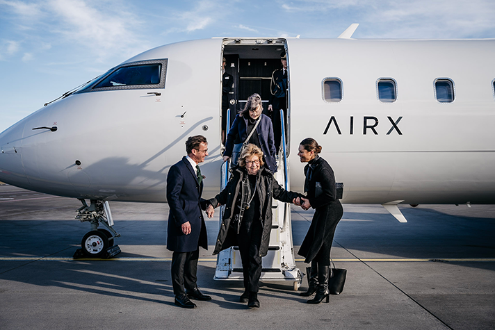 Överlevande Elisabeth Masur, hennes dotter Mirjam och Kronprinsessan Victoria har just landat.