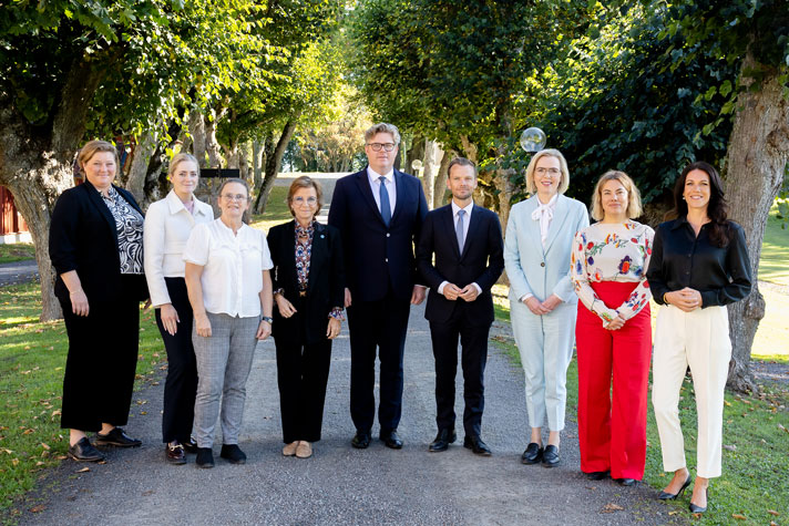 Justititeminister Gunnar Strömmer står tillsammans med ministrar från de nordiska länderna utomhus på en grusgång. I bakgrunden syns en allé med träd och gröna gräsmattor.