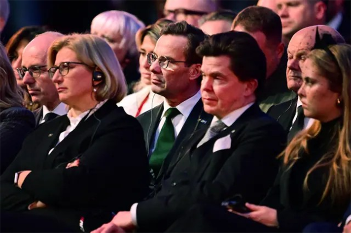 Statsminister Ulf Kristersson vid minneshögtid i Auschwitz-Birkenau där även kulturminister kulturminister Parisa Liljestrand deltog.