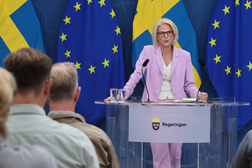 Finansminister Elisabeth Svantesson under prognospressträff. Står bakom podium, klädd i ljuslila kostym.