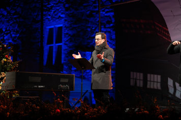 Statsminister Ulf Kristersson håller tal vid minnesceremonin vid Örebro slott