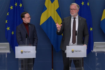Mats Persson och Johan Pehrson vid talarpodier.