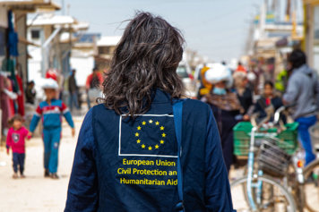 En kvinna som arbetar med EU:s humanitära bistånd vandrar på en gata.