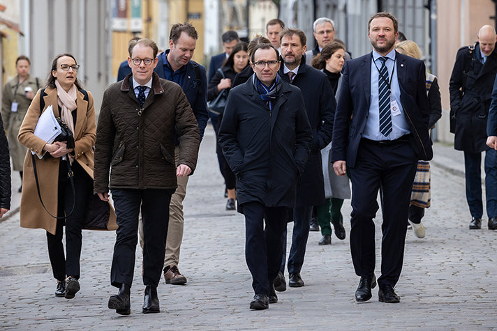 Utrikesministrarna promenerar i Visby