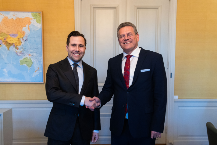 Benjamin Dousa och Maroš Šefčovič skakar hand.