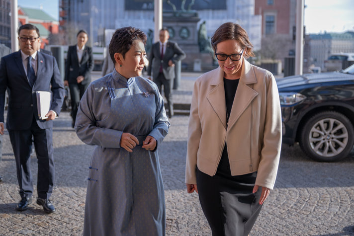 Maria Malmer Stenergard och Battsetseg Batmunkh gåendes utomhus.