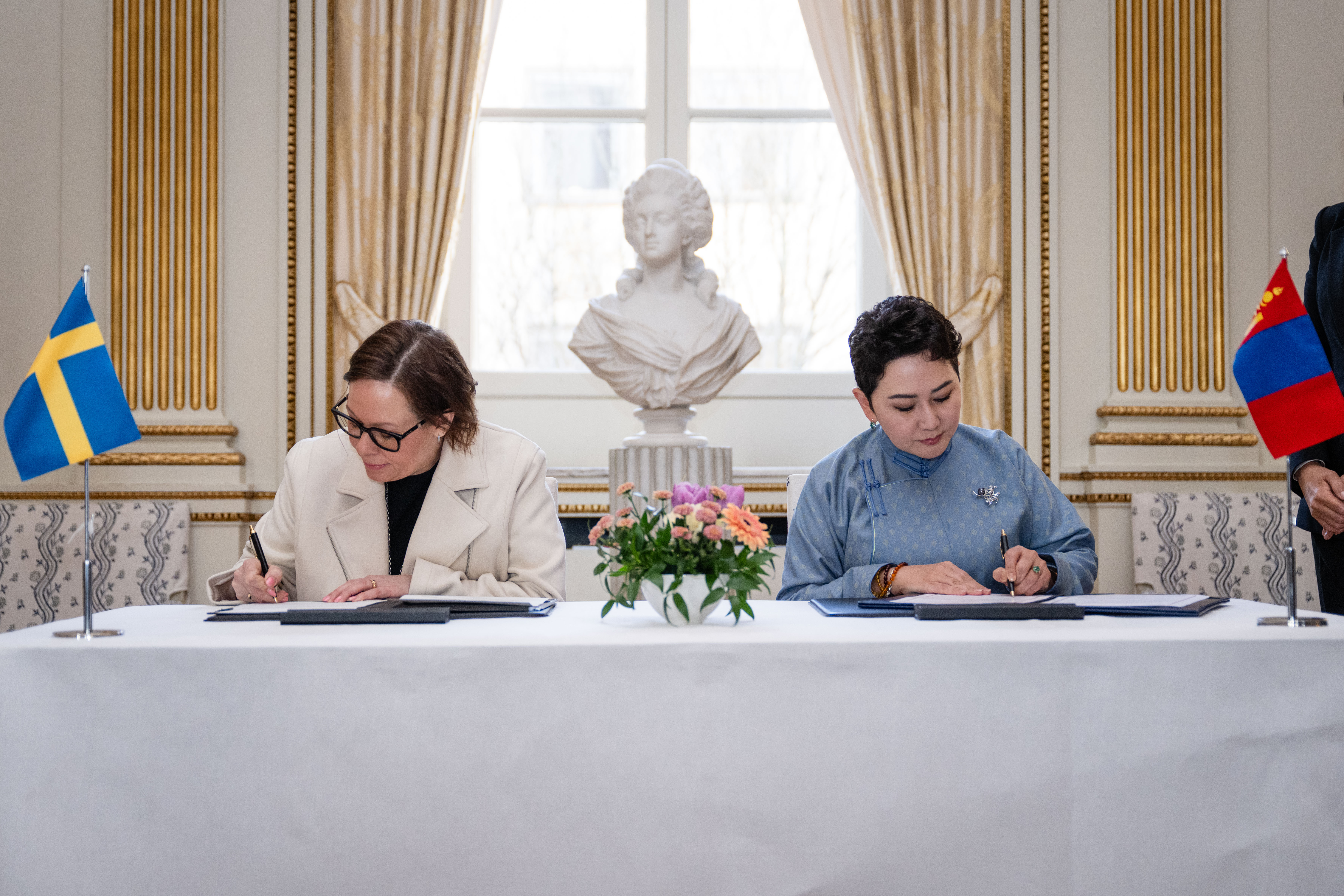 Utrikesminister Maria Malmer Stenergard och Mongoliets utrikesminister Battsetseg Batmunkh undertecknar samförståndsavtal.