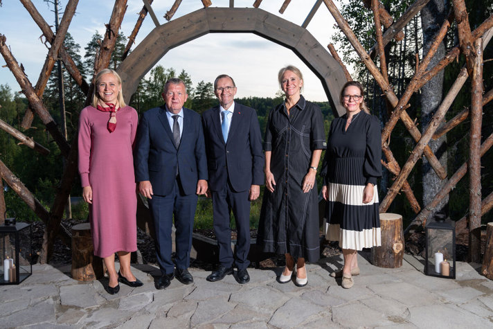 Finlands utrikesminister Elina Valtonen, Danmarks utrikesminister Lars Løkke Rasmussen, Norges utrikesminister Espen Barth Eide, Islands utrikesminister Þorgerður Katrín Gunnarsdóttir och utrikesminister Maria Malmer Stenergard står på rad.
