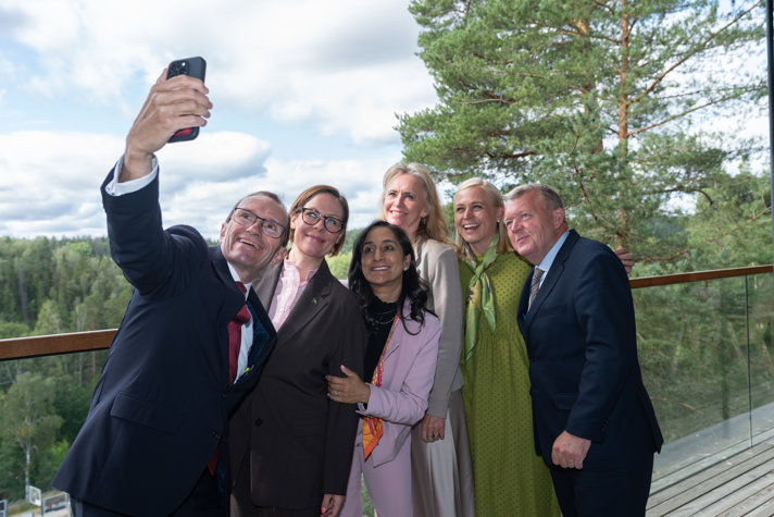 Utrikesminister Maria Malmer Stenergard, Finlands utrikesminister Elina Valtonen, Danmarks utrikesminister Lars Løkke Rasmussen, Norges utrikesminister Espen Barth Eide, Islands utrikesminister Þorgerður Katrín Gunnarsdóttir och Kanadas utrikesminister Anita Anand tar en selfie.