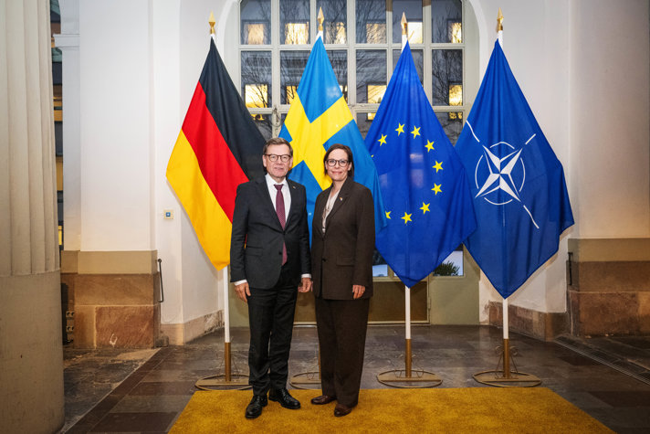 Utrikesminister Maria Malmer Stenergard och Tysklands utrikesminister Johann Wadephul står framför flaggor