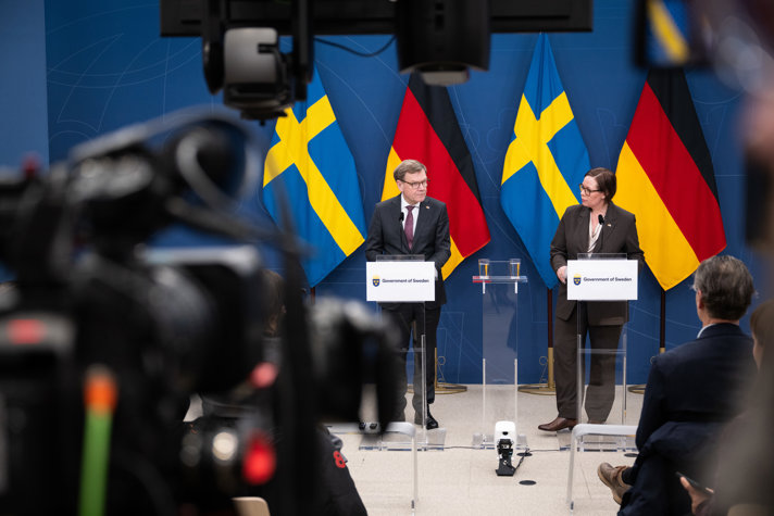 Utrikesminister Maria Malmer Stenergard och Tysklands utrikesminister Johann Wadephul står och talar inför media vid presskonferensen