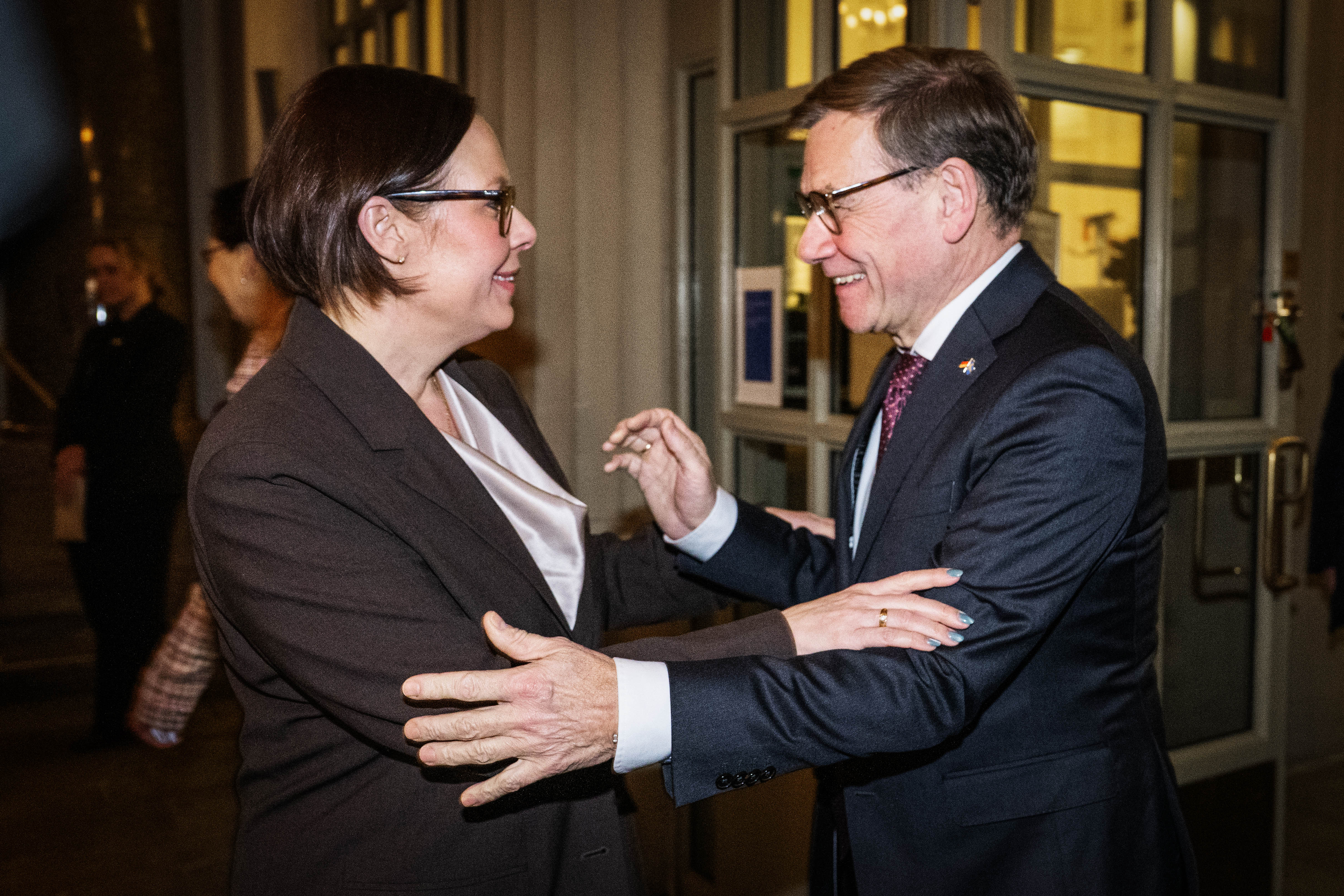Utrikesminister Maria Malmer Stenergard och Tysklands utrikesminister Johann Wadephul hälsar på varandra utanför utrikesdepartementet
