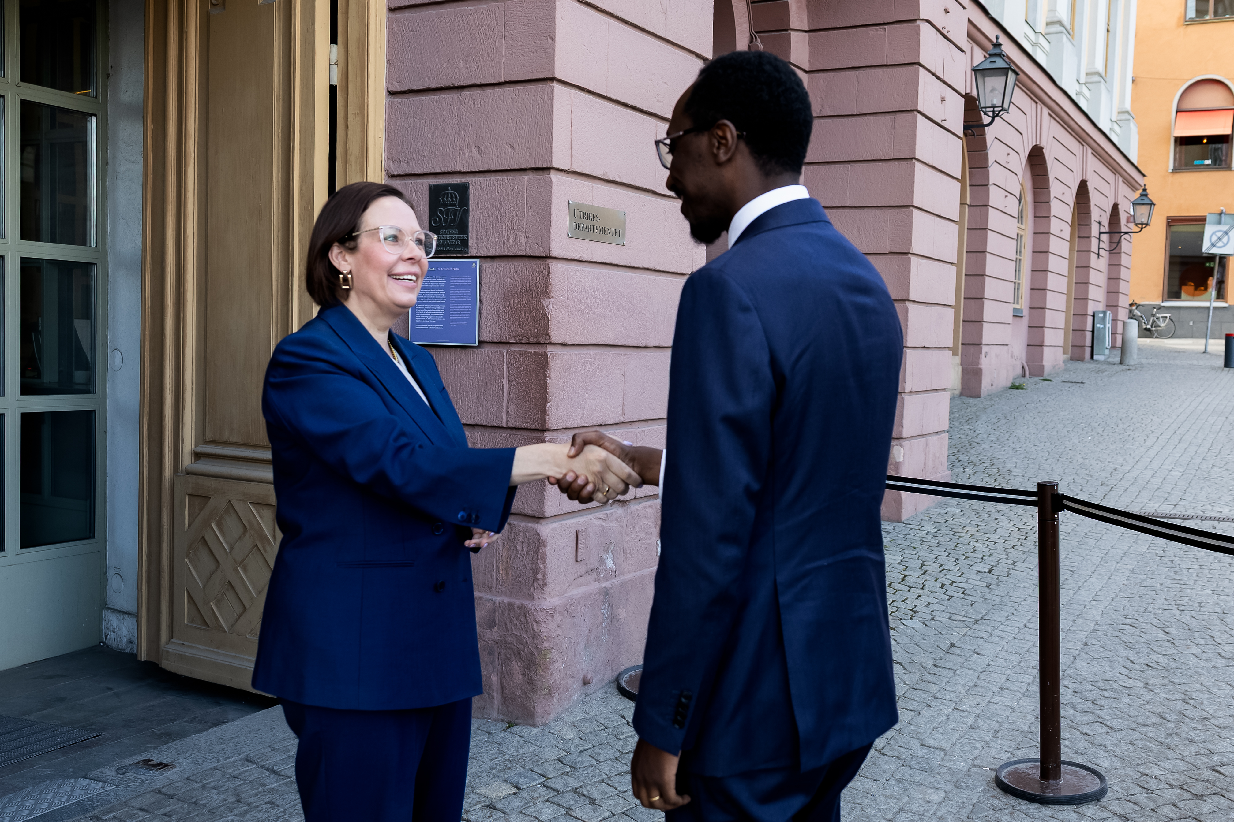 Maria Malmer Stenergard och Etiopiens utrikesminister Gedion Timothewos skakar hand