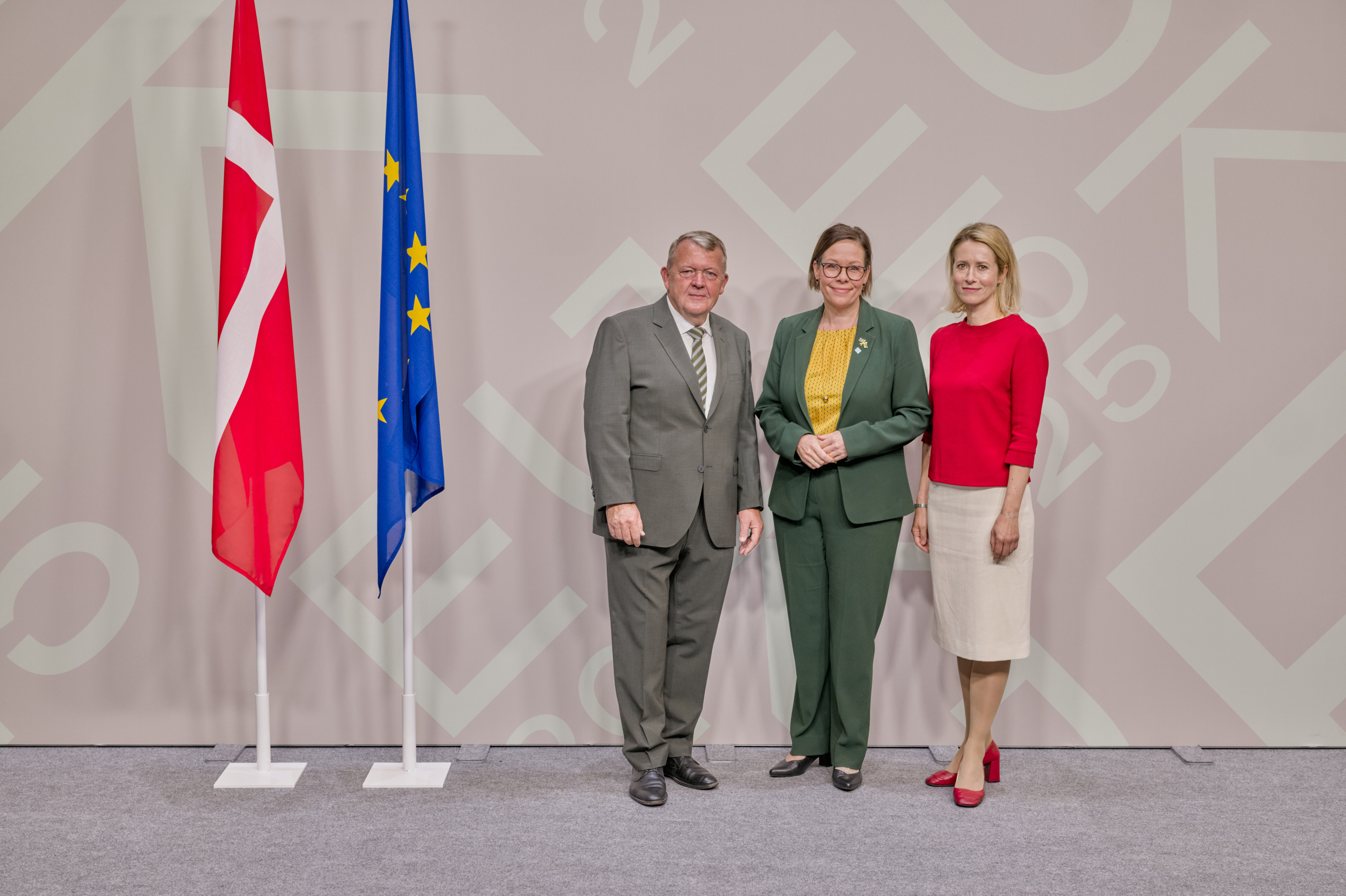 Maria Malmer Stenergard, Lars Løkke Rasmussen och Kaja Kallas poserar framför grå fotovägg.