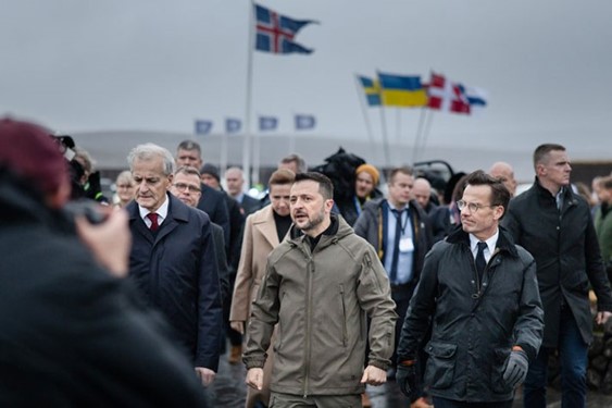 Ukrainas president Volodymyr Zelenskyj promenerar bredvid statsminister Ulf Kristersson.