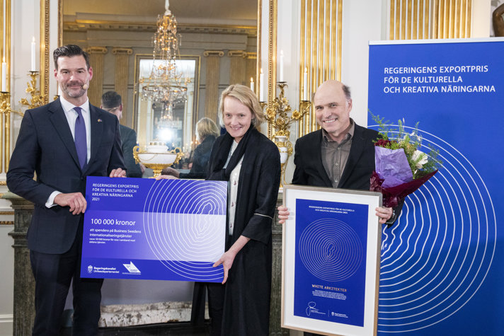  Bild på Bistånds- och utrikeshandelsminister Johan Forssell och White Arkitekter, pristagarna för regeringens exportpris för de kulturella och kreativa näringarna 2021. 