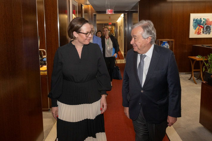 Maria Malmer Stenergard och António Guterres går sida vid sida.