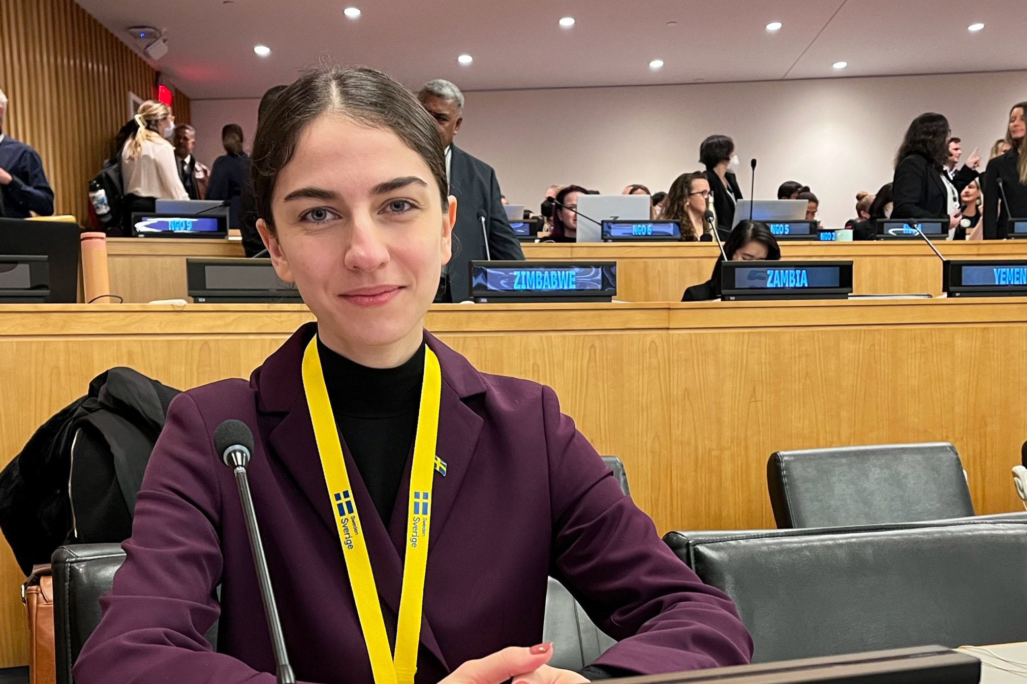 Romina Pourmokhtari i konferensrum