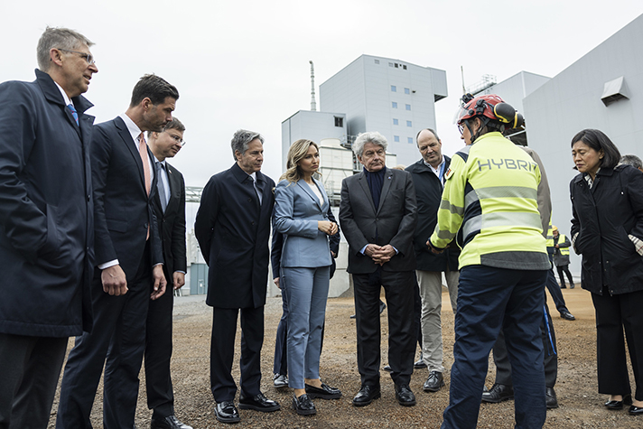 Blinken, regeringsföreträdare med flera står utomhus och lyssnar på  en anställd på Hybrit.