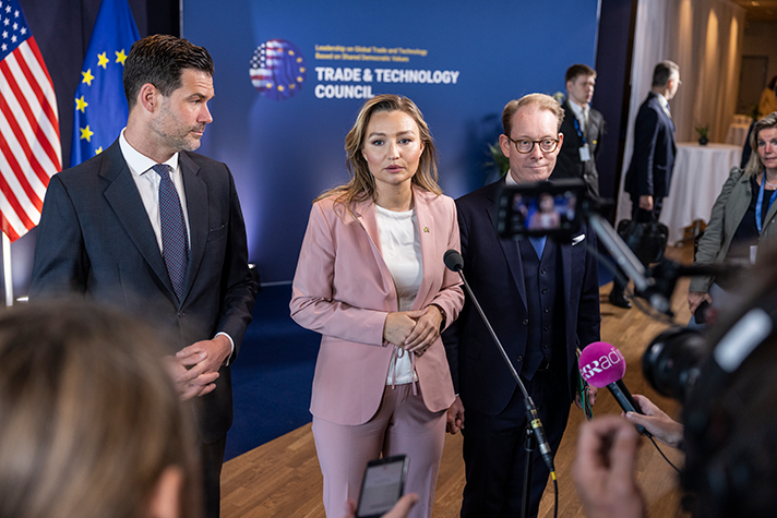 Forssell, Busch och Billström intervjuas av pressen.