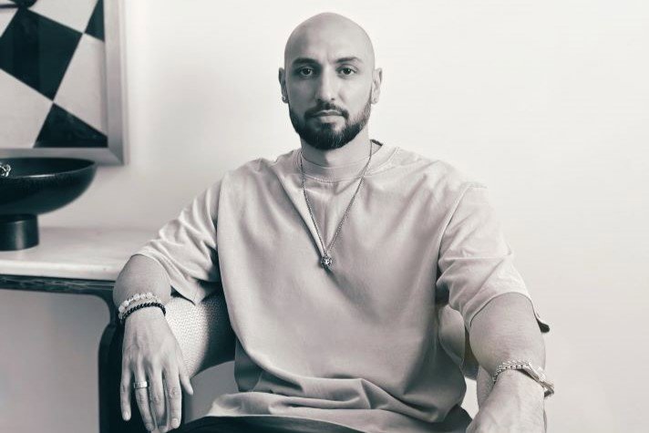 Salmanzadeh sitter på en stol och tittar in i kameran.