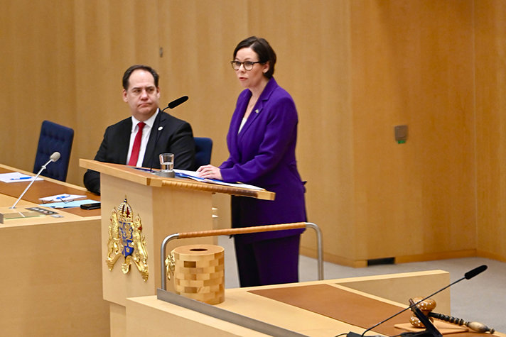 Utrikesministern i talarstolen i riksdagen.