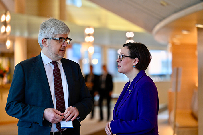 Andrii Plakhotniuk, Ukrainas ambassadör i Sverige, och utrikesminister Maria Malmer Stenergard samtalar i riksdagen utanför kammaren.