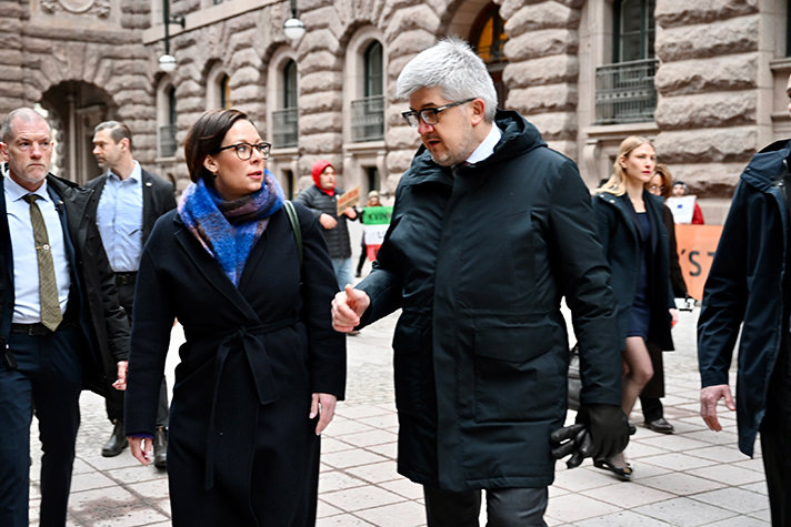 Utrikesministern och Ukrainas ambassadör utanför entrén till riksdagen.