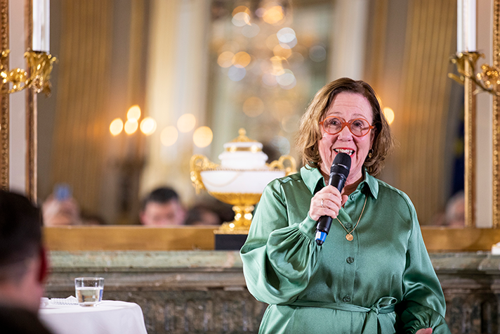 Sjöstedt pratar i en mikrofon under prisutdelningen