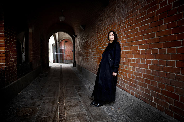 Strömqvist står och lutar sig mot en tegelvägg i en tunnel