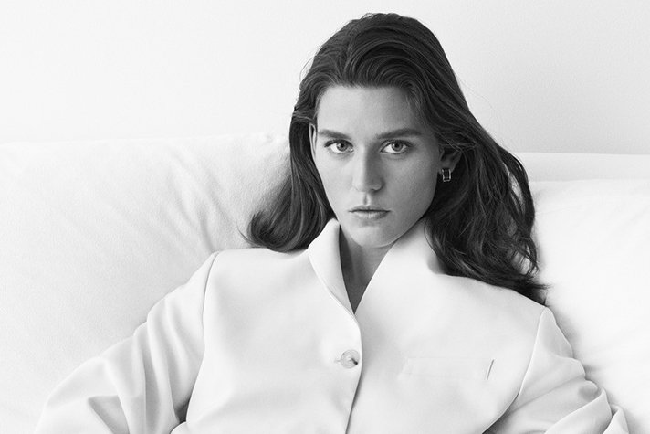 svartvitt porträtt av en kvinna