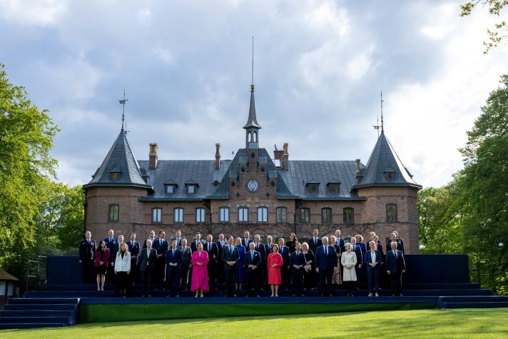 En bild som visar alla deltagarna på en informell middag på Sofiero slott