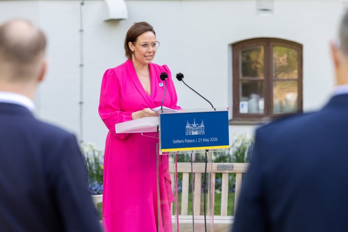 Bild på utrikesminister Maria Malmer Stenergard när hon håller sitt välkomsttal