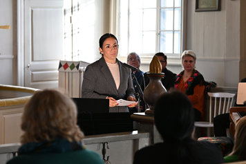 Kulturminister Parisa Liljestrand håller anförande i kyrkan