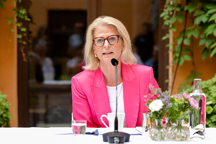 Finansminister Elisabeth Svantesson var ordförande under regeringens sommarfika den 11 juli. 