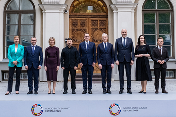 De nordiska och baltiska ledarna och Ukrainas president står bredvid varandra på ett fotopodium framför en byggnad. På podiumet syns de nordiska och baltiska flaggorna samt texten "Nordic-Baltic Summit Estonia 2026".