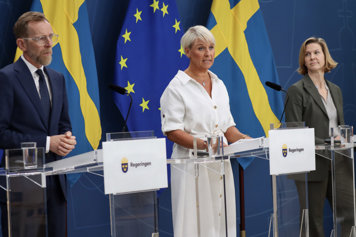 Socialminister Jakob Forssmed, äldre- och socialförsäkringsminister Anna Tenje samt jämställdhetsminister Nina Larsson på pressträff.